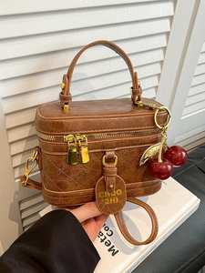 Sac seau matelassé marron rétro avec charm cerise et bandoulière amovible élégante