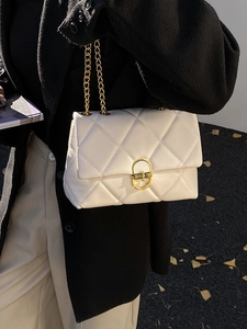 Chic quilted chain shoulder bag in cream white with elegant gold twist lock detail