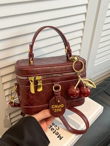 Petit sac seau vintage matelassé rouge bordeaux avec poignée et fermetures dorées