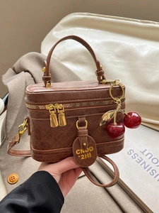 Mini sac seau vintage matelassé marron foncé avec charm cerise et bandoulière