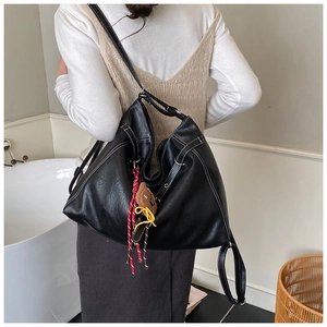 Détail du grand sac cabas en similicuir noir avec coutures blanches contrastées