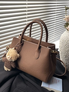 Borsa a Secchiello da Donna in Pelle PU con Ciondolo a Orsetto Motivo Litchi Borsa a Tracolla Pendolare