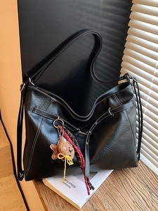 Grand sac fourre-tout noir en cuir avec coutures blanches et charm poisson en peluche