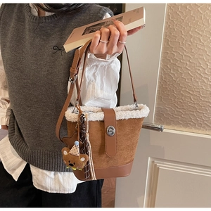 Braune Wildleder-Eimertasche mit weißem Kunstpelzbesatz und süßem Bär-Schlüsselanhänger