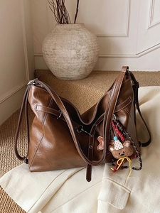 Grand sac cabas marron foncé avec surpiqûres blanches et charmant petit ours