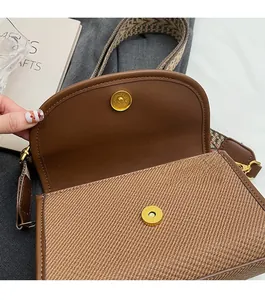 Détail du fermoir magnétique sur le sac bandoulière marron avec doublure en tissu