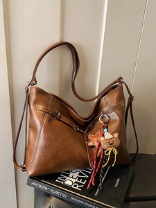 Grand sac cabas marron foncé en cuir brillant avec charmant ours peluche sur livres