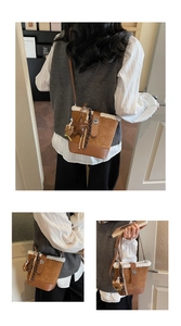 Detail einer braunen Eimertasche mit Lammfellbesatz und Sternanhängern getragen von einem Model