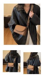 Détail du sac bandoulière marron avec rabat texturé et bandoulière en jacquard tissé