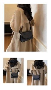 Détail d'un sac bandoulière noir avec une large sangle tissée géométrique vintage