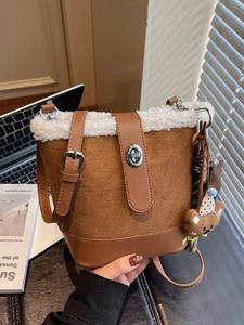 Damen Winter PU Leder Beuteltasche Mit Webpelzbesatz Und Süßem Teddybär Anhänger Umhängetasche Schultertasche