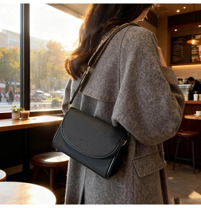 Détail du sac à bandoulière tissé noir avec large sangle jacquard vintage au café