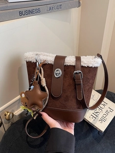 Braune Wildleder-Eimertasche im Winterstil mit weißem Kunstpelz und Stern-Anhänger
