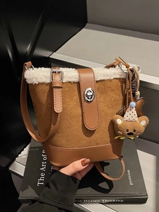 Winterliche Beuteltasche aus braunem Wildleder mit weißem Fleece und Bärenanhänger
