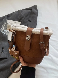 Braune Wildleder-Eimertasche mit weißem Kunstpelzbesatz und Metallverschluss für den Winter