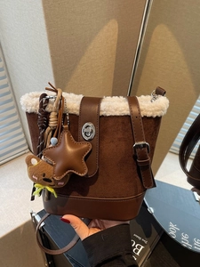 Winter Mode Eimer Tasche aus braunem Wildleder mit weißem Fleece und Bären Anhänger