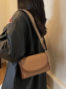 Sac bandoulière marron tissé avec large sangle jacquard et finitions métalliques dorées