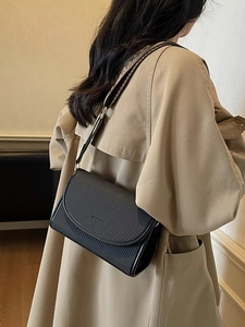 Sac bandoulière noir texturé pour femme avec une large bandoulière à motifs élégants