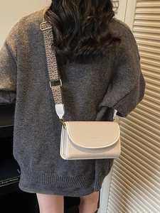 Sac bandoulière beige chic avec texture tissée et large sangle jacquard géométrique