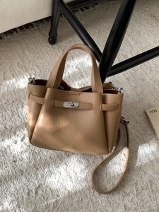 Sac Seau pour Femmes en Cuir PU Grainé Avec Bandoulière Amovible et Pendentif Ourson Style Rétro Minimaliste