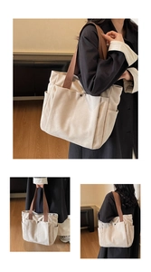Détail du sac fourre-tout en toile avec poche latérale, poignées et grande capacité