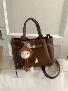 Sac seau en cuir marron avec fermoir argenté et charmant petit ours en peluche