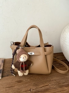 Sac seau en cuir grainé caramel avec boucle argentée et petit pendentif ours