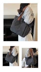 Détail du grand sac cabas en toile gris foncé avec anses brunes et poches externes