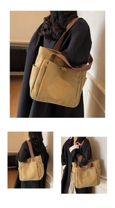 Trois vues d'un grand sac cabas en toile jaune avec poches latérales et bandoulière
