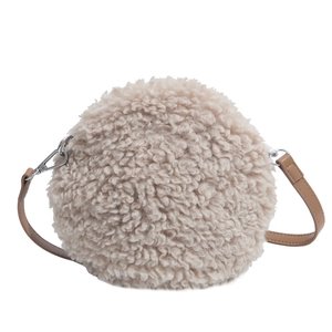 Petit sac bandoulière rond en polaire crème avec bandoulière marron élégante