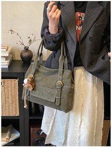 Détail du sac cabas vintage vert olive avec boucle rétro et breloque en peluche