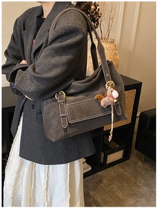 Grand sac cabas gris foncé avec boucle en laiton vintage et breloque petit cheval