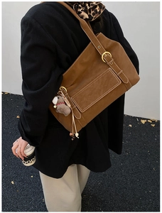 Sac cabas vintage marron en similicuir avec boucle dorée et petit pendentif ours peluche