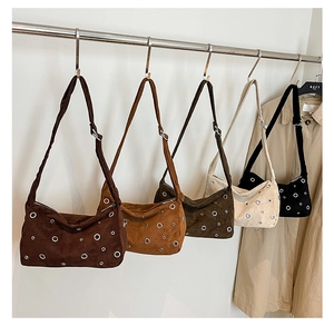 Cinq sacs cabas vintage aux couleurs variées avec œillets métalliques et texture en daim