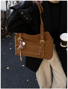 Détail du sac cabas marron vintage avec surpiqûres et pendentif cheval mignon