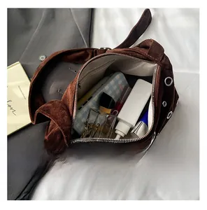Vue de dessus du sac cabas spacieux en daim marron avec intérieur pour téléphone et cosmétiques