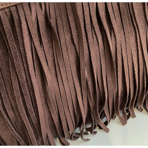 Vue détaillée des franges marron foncé haute densité sur le sac cabas en daim vintage