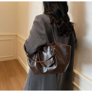 Grand sac cabas marron foncé avec texture rétro porté à l'épaule pour le quotidien
