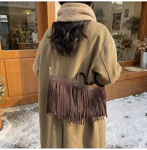 Vue détaillée du sac cabas en daim marron avec de longues franges sur un mannequin