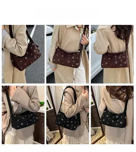 Détail de sacs à bandoulière en daim rétro avec œillets argentés en marron et noir