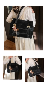 Détail du grand sac cabas noir avec coutures blanches et charm poney en peluche marron