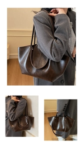 Détail du sac cabas marron foncé montrant la texture cirée vintage et les doubles anses