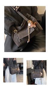 Détail du grand sac cabas en daim gris foncé avec boucle et pendentif cheval