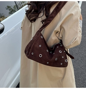 Détails du grand sac cabas rétro en daim café foncé avec œillets métalliques argentés