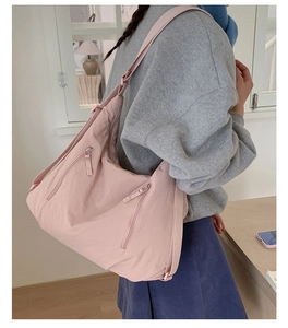 Grand sac cabas rose en nylon avec plusieurs poches zippées et larges bretelles confortables