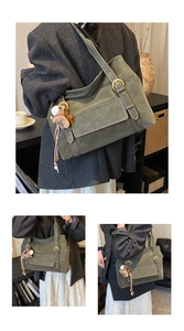 Détail du cabas vert armée avec poche à rabat, boucle en métal et breloque en peluche