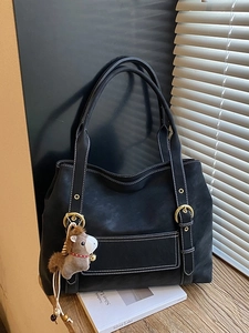 Grand sac cabas en daim noir avec surpiqûres blanches et boucle en métal doré