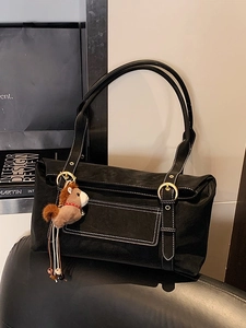 Sac cabas chic en daim noir avec coutures contrastées et breloque poney pour femme