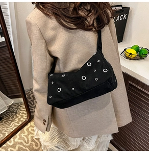 Mannequin portant un sac cabas vintage en toile noire à motifs de cercles blancs