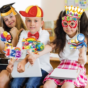 Enfants avec accessoires photo pour rentrée scolaire, bus et panneaux ABC inclus